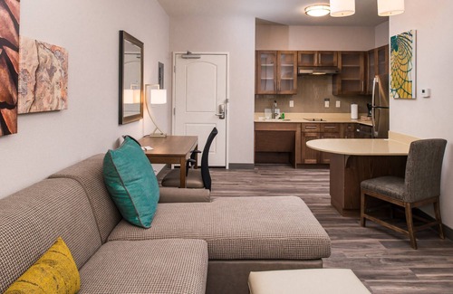 Pecos Apartamento | Free Breakfast. Pool. Gym. Great for Business Travelers!