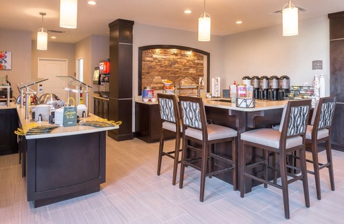 Pecos Apartamento | Free Breakfast. Pool. Gym. Great for Business Travelers!