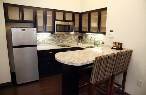 Minot Condominio | Desayuno gratis. Piscina y jacuzzi. Gimnasio. ¡Cerca de la Base de la Fuerza Aérea Minot!