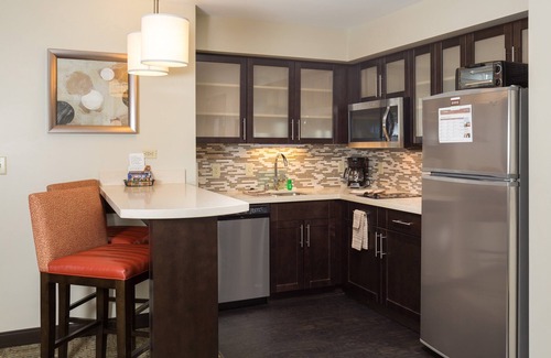 Corona Apartamento | Free Breakfast. Pool & Hot Tub. Gym. Great for Business Travelers!