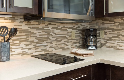Corona Apartamento | Free Breakfast. Pool & Hot Tub. Gym. Great for Business Travelers!
