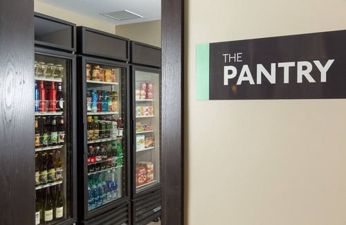 Corona Apartamento | Free Breakfast. Pool & Hot Tub. Gym. Great for Business Travelers!