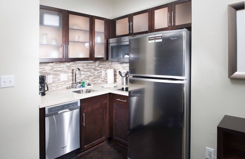 Corona Apartamento | Free Breakfast. Pool & Hot Tub. Gym. King Suite. Near Amazon!