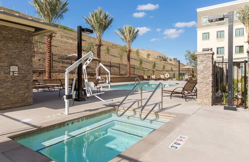 Corona Apartamento | Free Breakfast. Pool & Hot Tub. Gym. King Suite. Near Amazon!