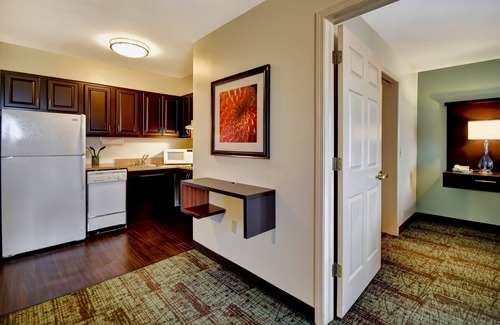 Madison Apartamento | Desayuno gratis. Piscina y jacuzzi. Gimnasio. Explora UW-Madison!