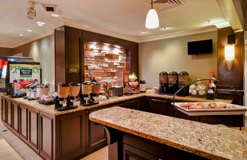 Madison Apartamento | Desayuno gratis. Piscina y jacuzzi. Gimnasio. Explora UW-Madison!