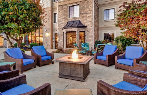Madison Apartamento | Desayuno gratis. Piscina y jacuzzi. Gimnasio. Explora UW-Madison!