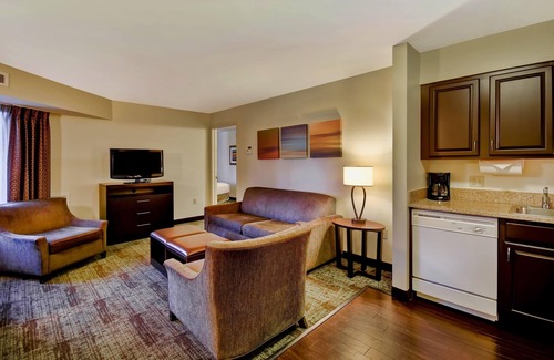 Madison Condominio | Desayuno gratis. Piscina y jacuzzi. Gimnasio. Cerca de UW-Madison!