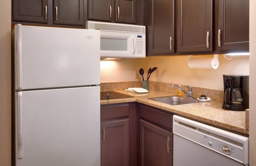 Peoria Apartamento | Free Breakfast. Pool & Hot Tub. Near St. Francis Medical Center! Great for Business Travelers!