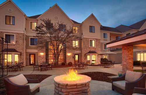 Peoria Apartamento | Free Breakfast. Pool & Hot Tub. Near St. Francis Medical Center! Great for Business Travelers!