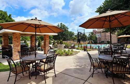 Peoria Apartamento | Free Breakfast. Pool & Hot Tub. Near St. Francis Medical Center! Great for Business Travelers!