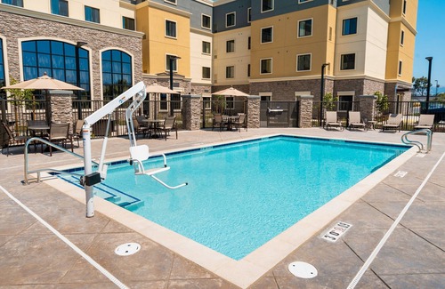 Newark Apartamento | Desayuno gratis. Piscina. Barbacoa compartida. Suite King. ¡30 minutos al zoológico de Oakland!
