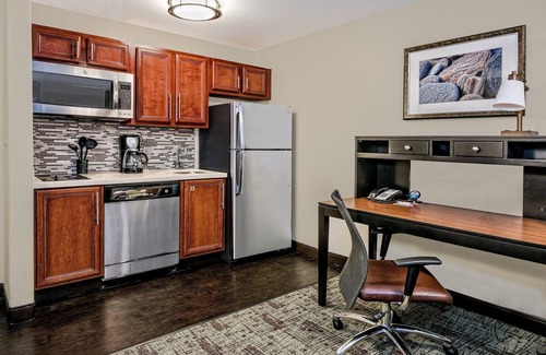 Tech Terrace Apartamento | Free Breakfast. Shared Pool & Hot Tub. Studio Near Texas Tech University & University Medical Center.