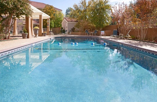 Tech Terrace Apartamento | Free Breakfast. Shared Pool & Hot Tub. Studio Near Texas Tech University & University Medical Center.