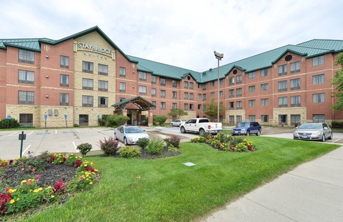 West Des Moines Apartamento | Free Breakfast, Indoor Pool, Hot Tub | King Studio