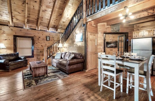 Gatlinburg - Pigeon Forge Cabina | Free Dollywood Tix/VIEWS/Secluded/Couples/HotTub/