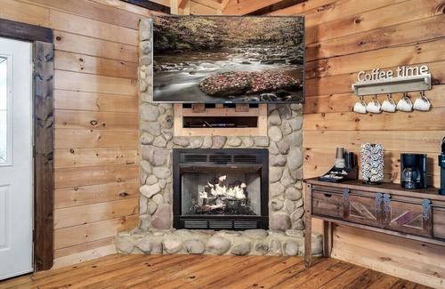 Gatlinburg - Pigeon Forge Cabina | Free Dollywood Tix/VIEWS/Secluded/Couples/HotTub/