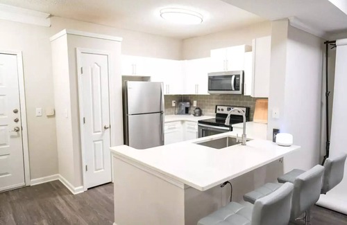 Peachtree Heights West Apartamento | Free Early Check-in. 5 Minutes From Lenox Mall. 2 Balconies!