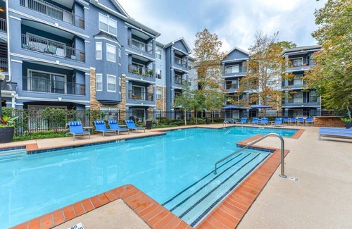 Peachtree Heights West Apartamento | Free Early Check-in. 5 Minutes From Lenox Mall. 2 Balconies!