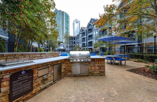 Peachtree Heights West Apartamento | Free Early Check-in. 5 Minutes From Lenox Mall. 2 Balconies!