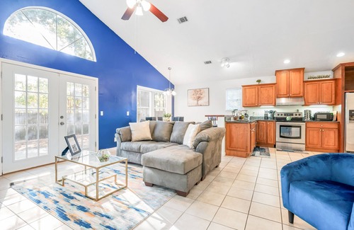 Colonial Oaks Casa | Unlimited Towels - Near Dwntwn & Tybee - Spacious Home