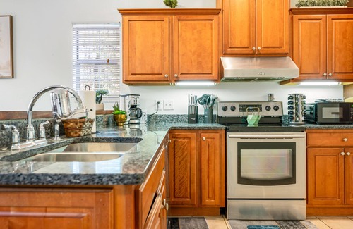 Colonial Oaks Casa | Unlimited Towels - Near Dwntwn & Tybee - Spacious Home