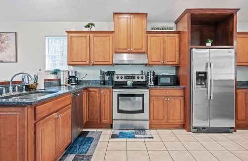Colonial Oaks Casa | Unlimited Towels - Near Dwntwn & Tybee - Spacious Home