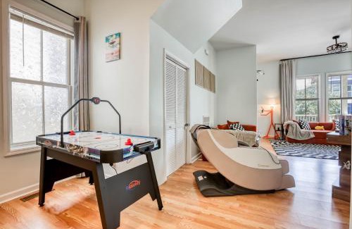 Metropolitan Casa | Free Early Check-In or Late Check-Out - Stylish Home Near DT & River St - 2 King Beds - Massage Chair - Games