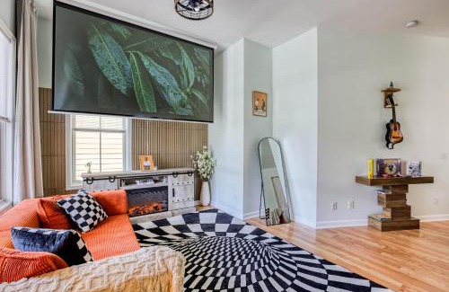 Metropolitan Casa | Free Early Check-In or Late Check-Out - Stylish Home Near DT & River St - 2 King Beds - Massage Chair - Games