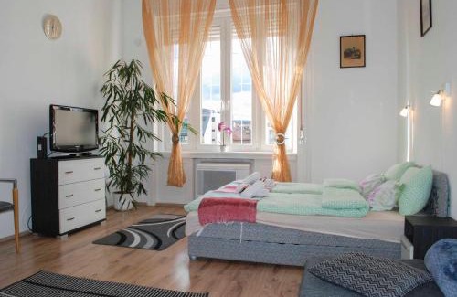Csarnok negyed Apartamento | FREE GARAGE! Downtown apartment near the NEW YORK coffee house