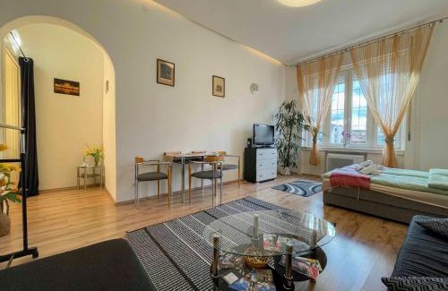 Csarnok negyed Apartamento | FREE GARAGE! Downtown apartment near the NEW YORK coffee house