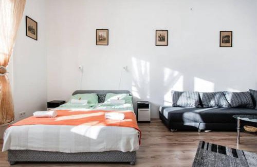 Csarnok negyed Apartamento | FREE GARAGE! Downtown apartment near the NEW YORK coffee house