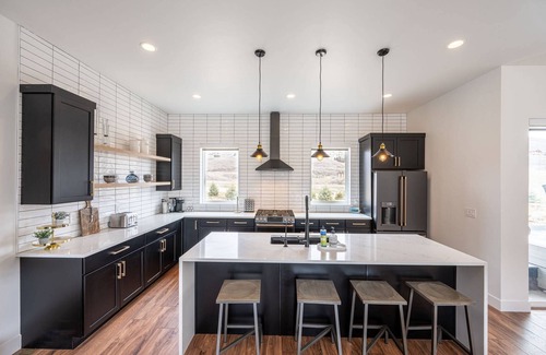 Hideout Casa | *FREE GOLF & KAYAKING* Perfect for Families – Modern Ski Home w/ Private Hot Tub | 2 Minutes to Lake