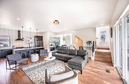 Hideout Casa | *FREE GOLF & KAYAKING* Perfect for Families – Modern Ski Home w/ Private Hot Tub | 2 Minutes to Lake