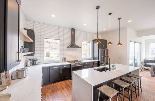 Hideout Casa | *FREE GOLF & KAYAKING* Perfect for Families – Modern Ski Home w/ Private Hot Tub | 2 Minutes to Lake