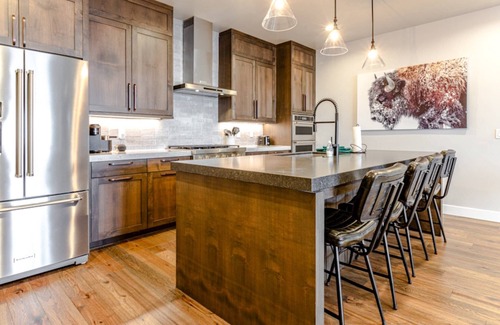 Hideout Condominio | *Exclusive Offer–Complimentary Ski Rental* New Modern Ski Home | Private Hot Tub | 10 Mins to Lifts