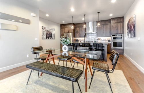 Hideout Condominio | *Exclusive Offer–Complimentary Ski Rental* New Modern Ski Home | Private Hot Tub | 10 Mins to Lifts