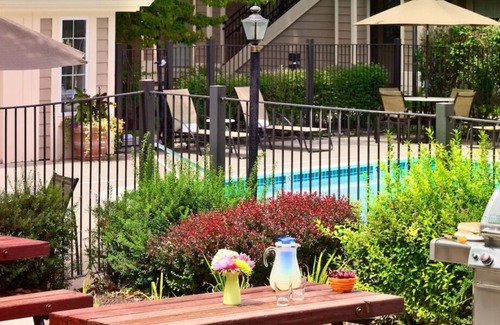 Sharonville Casa | FREE Grab-and-Go BFast and Parking! Onsite Pool, Full Kitchen, Near Gorman Park!