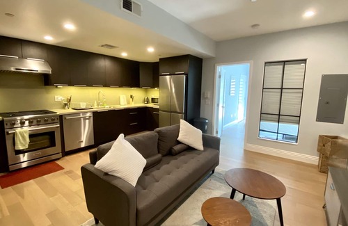 Wilshire Center Apartamento | Free indoor Parking in Downtown Los Angeles.