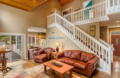Redgranite Casa | Gorgeous Lake home w / Game Room Fireplace WKENDS 2 nts w / 3rd WiFi Slps 18