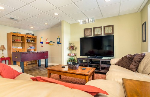 Redgranite Casa | Gorgeous Lake home w / Game Room Fireplace WKENDS 2 nts w / 3rd WiFi Slps 18