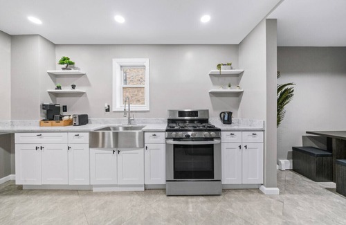 Bayonne Apartamento | Charming Retreat| 3-BR | NYC Access