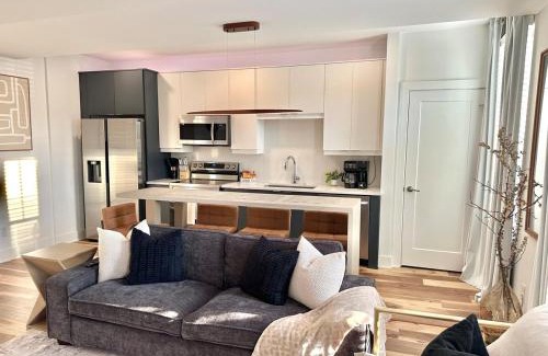 Garden Hills Apartamento | Free Parking, 75 inch TV, king Bed in Buckhead
