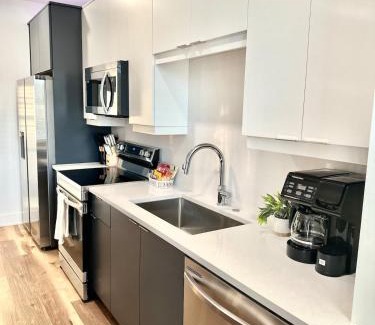 Garden Hills Apartamento | Free Parking, 75 inch TV, king Bed in Buckhead