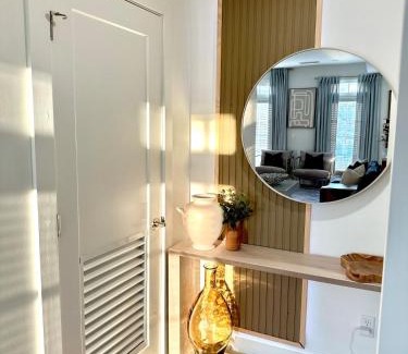 Garden Hills Apartamento | Free Parking, 75 inch TV, king Bed in Buckhead