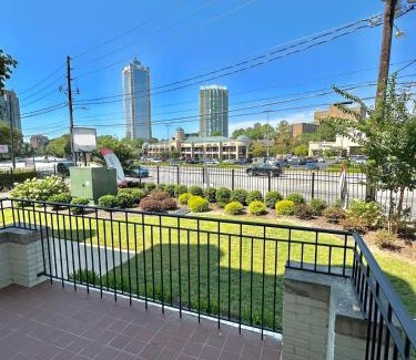 Garden Hills Apartamento | Free Parking, 75 inch TV, king Bed in Buckhead