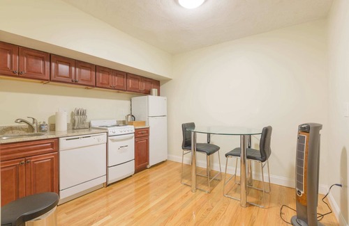 Fenway–Kenmore Apartamento | Free Parking at 1 Bed Basement Apt, Near BU & MIT