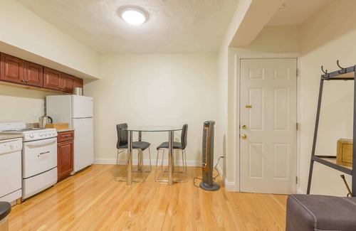 Fenway–Kenmore Apartamento | Free Parking at 1 Bed Basement Apt, Near BU & MIT