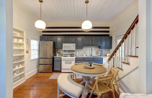 Beach Institute Casa | FREE PARKING at this historical home in the heart of downtown & outdoor patio.