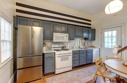 Beach Institute Casa | FREE PARKING at this historical home in the heart of downtown & outdoor patio.